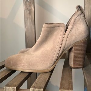 VINCE CAMUTO Heeled Booties